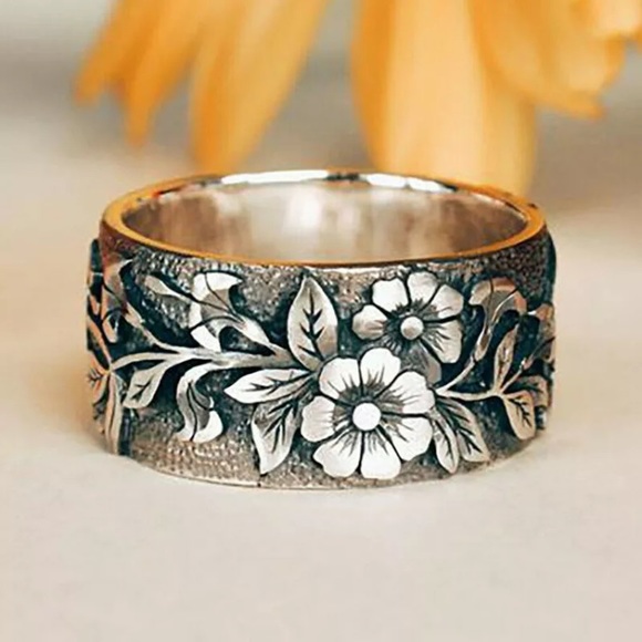 Jewelry - Gorgeous ring with flowers